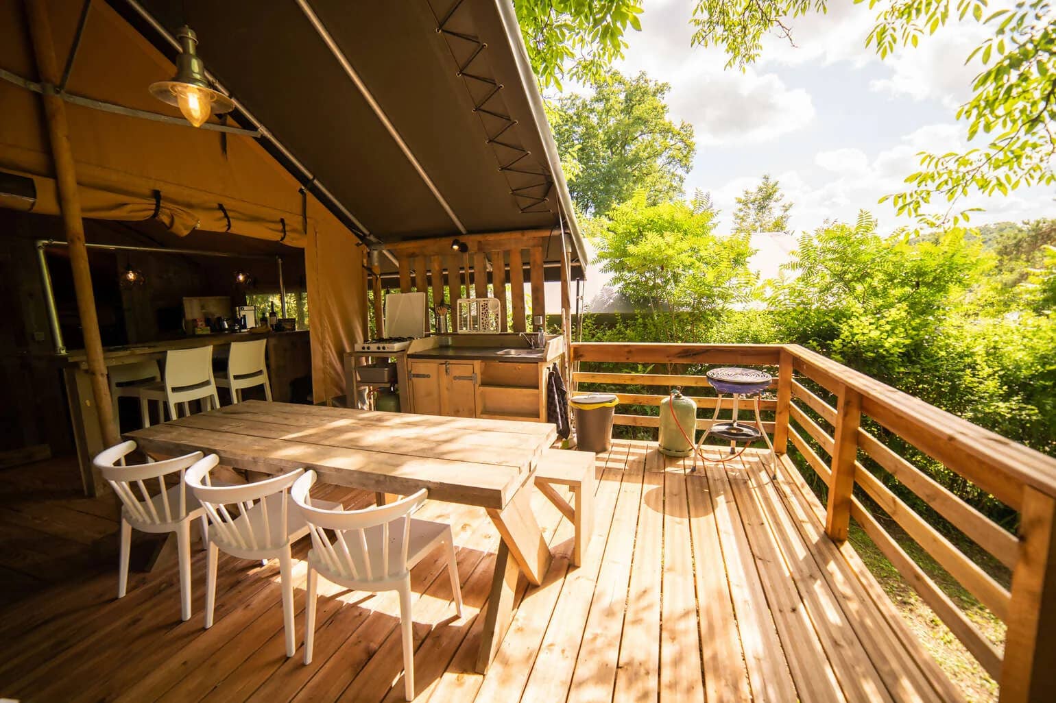 Terrazza di una lodge al Camping Les 3 Cantons